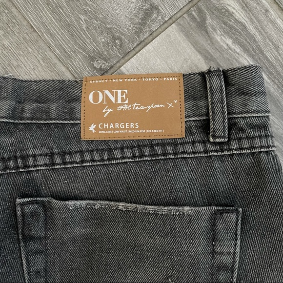 One by One Teaspoon Charger Distressed Shorts - Picture 4 of 8